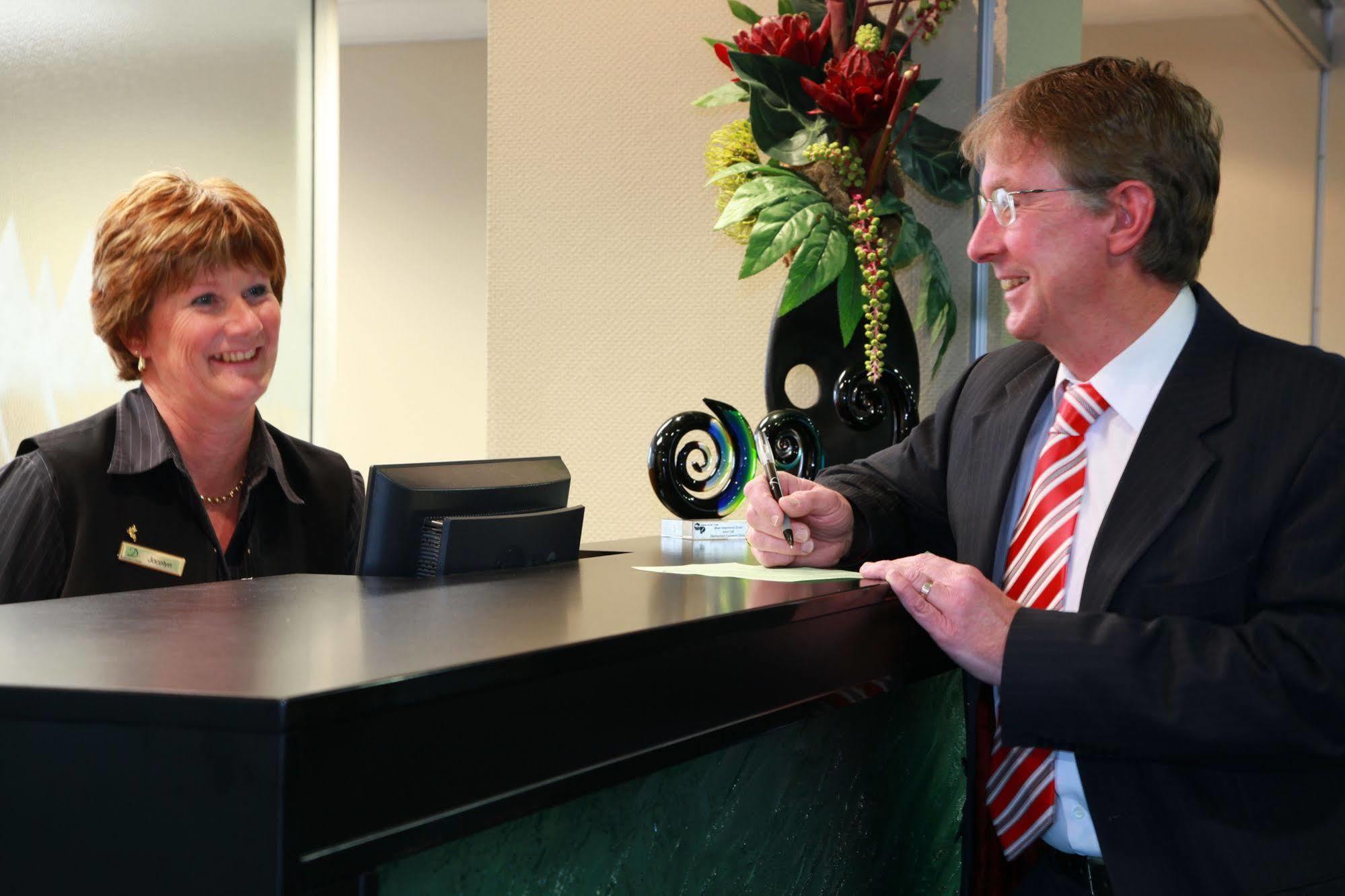 Distinction Luxmore Hotel Te Anau Esterno foto